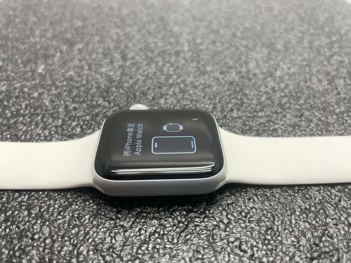 Apple Watch Series 5 40mm GPS Only Aluminium Silver (3 Month Warranty)  With White Straps