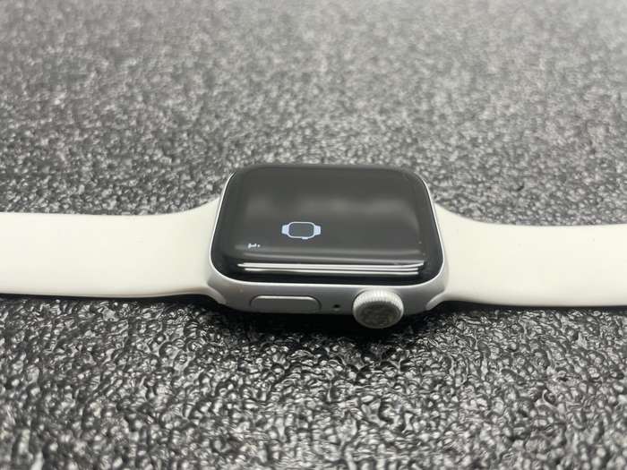 Apple Watch Series 5 40mm GPS Only Aluminium Silver (3 Month Warranty)  With White Straps