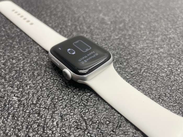 Apple Watch Series 5 40mm GPS Only Aluminium Silver (3 Month Warranty)  With White Straps
