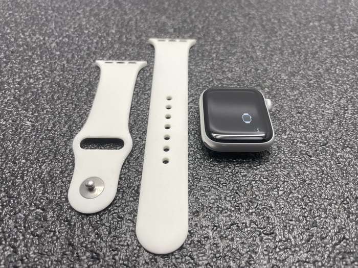 Apple Watch Series 5 40mm GPS Only Aluminium Silver (3 Month Warranty)  With White Straps