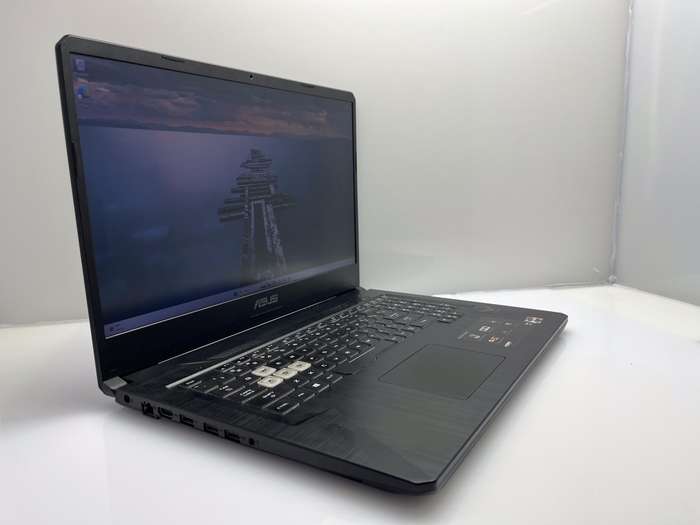 Asus FX705D Ryzen 7 2.30GHz 32GB RAM 256GB SSD Black - Minor Bright Spots And GPU Doesn't Work