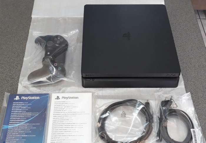 PS4 Slim 1TB, 1 x controller, Pre-Loved