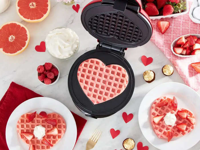 Red Heart-shaped mini waffle maker 350W - 0.80kg