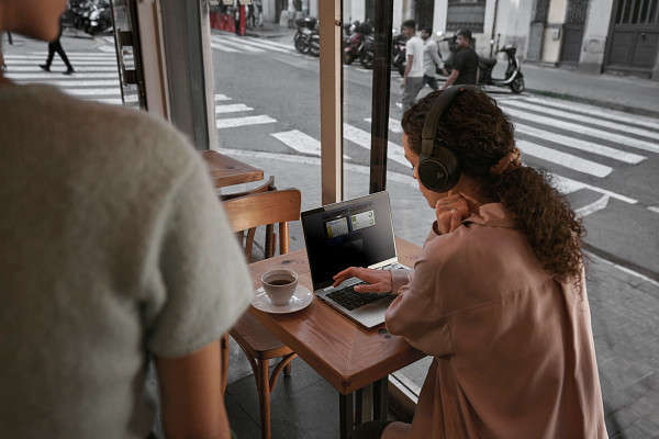 Work Happy 2.0 Lifestyle: End user turning on Sure View.