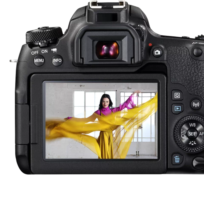 CANON EOS 77D DSLR - Body + 64GB SD