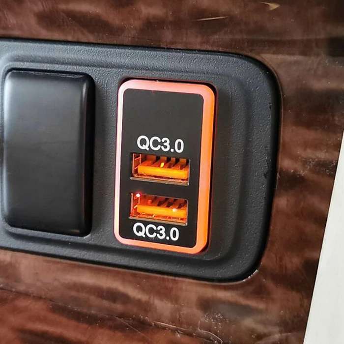 Car Usb Charger for Nissan Patrol Y62 2013 2014 2015 2016 2018 2020