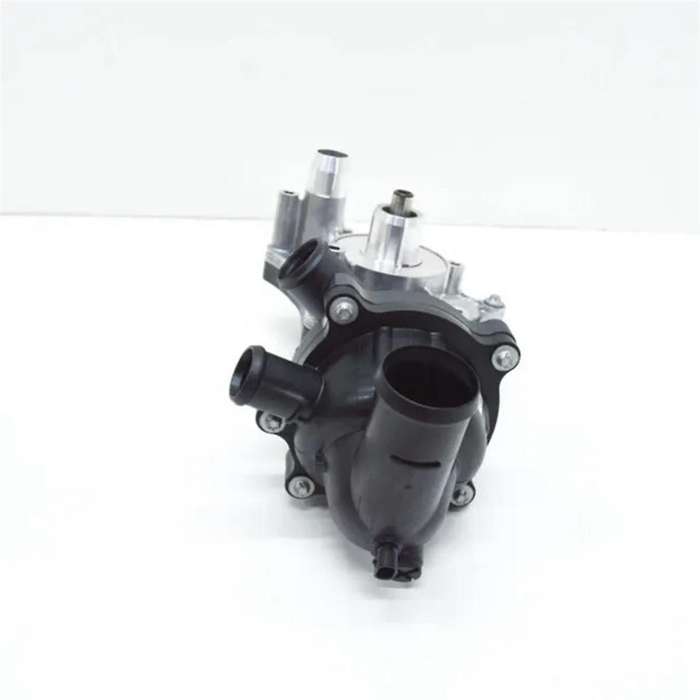 Auto Engine Water Pump Assembly for A6 A8 079121010D Parts