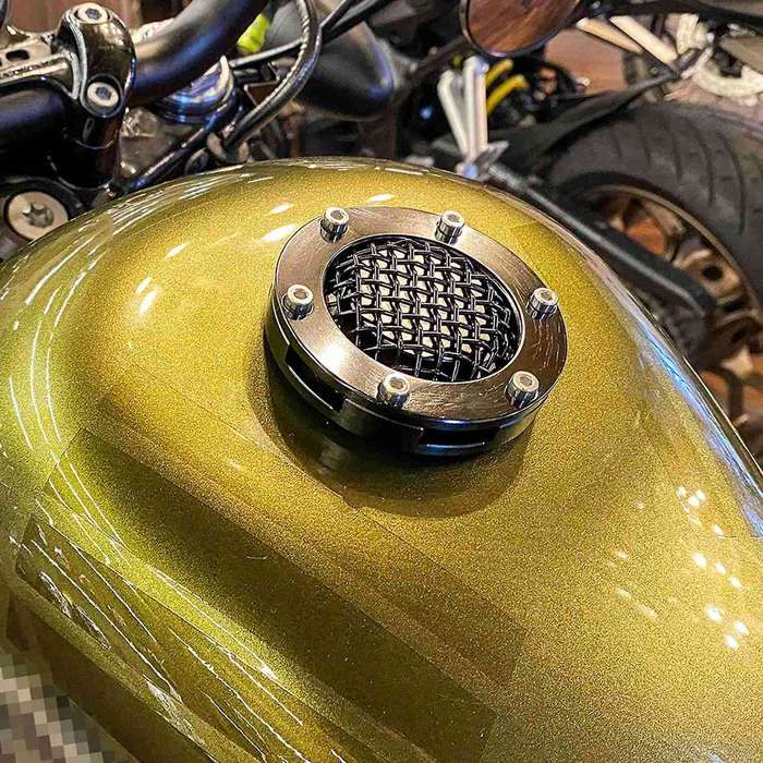 Motorcycle CNC Aluminum Oil Gas Fuel Tank Cap Mesh Fuel Gas Cover for XL 883 1200 Softail Breakout C