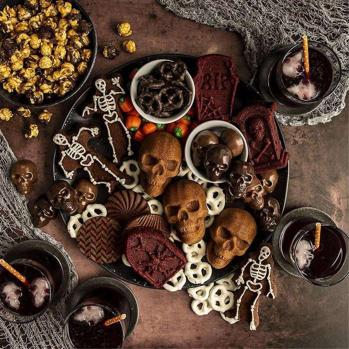 Ware Halloween Bakeware, Haunted Skull Cakelet Pan, Bronze