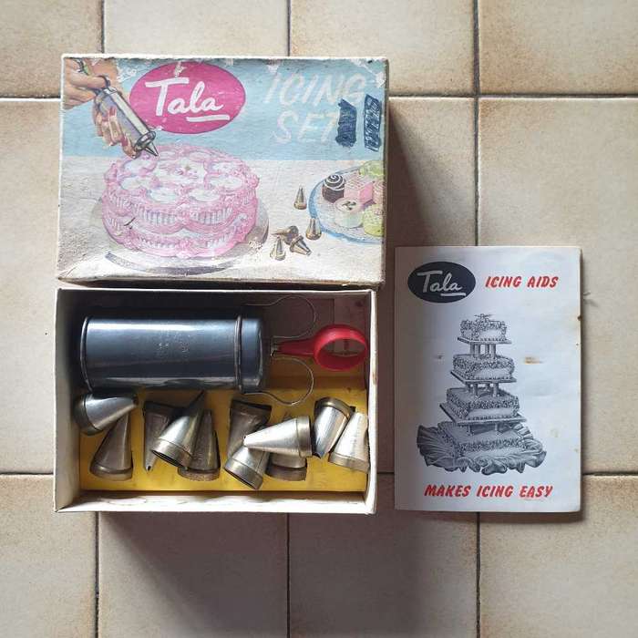 TALA ICING SET NO 1705 - Syringe + 11 Tubes - Pamphlet & Original Box Included