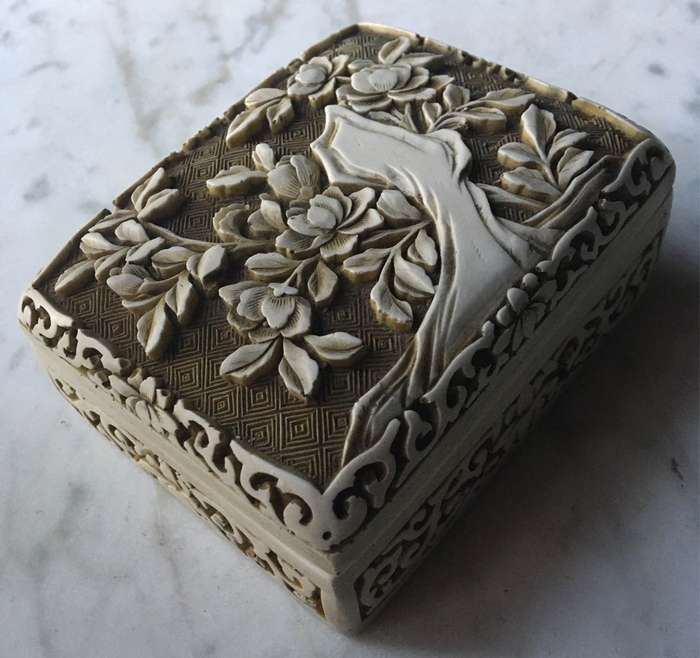 Vintage Chinese Cinnabar jewellery box