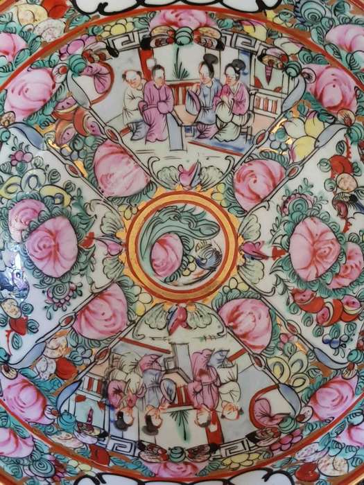 Early 19th Century Rose Medallion, Qing Dynasty, Decorative Chinese Bowl.