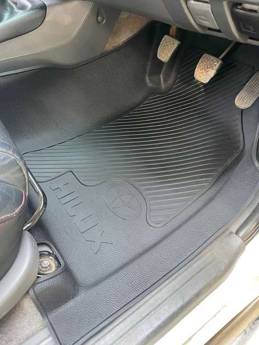 Toyota Hilux D4D DC 2005-2015 Heavy Duty Moulded Mats