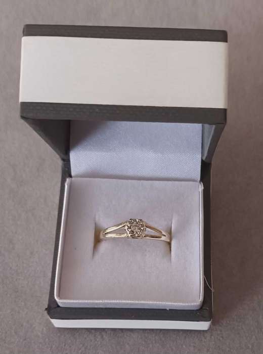 9ct White Gold Ring with .09ct Diamond and Certificate. Valued at R7499.
