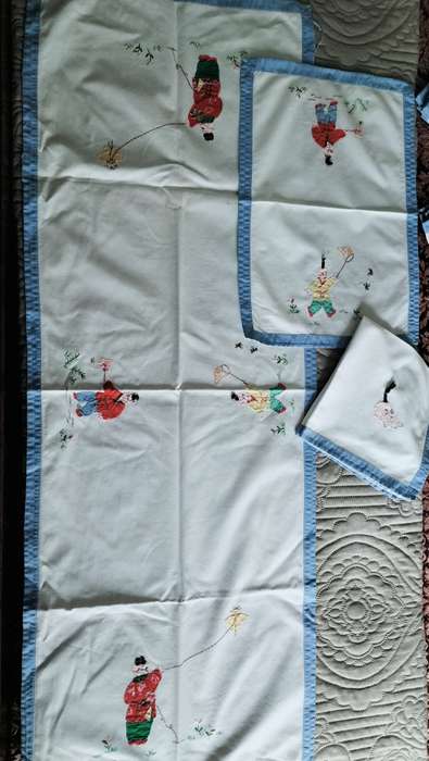 Chinoserie Table Runner with 8 Placemats & Serviettes