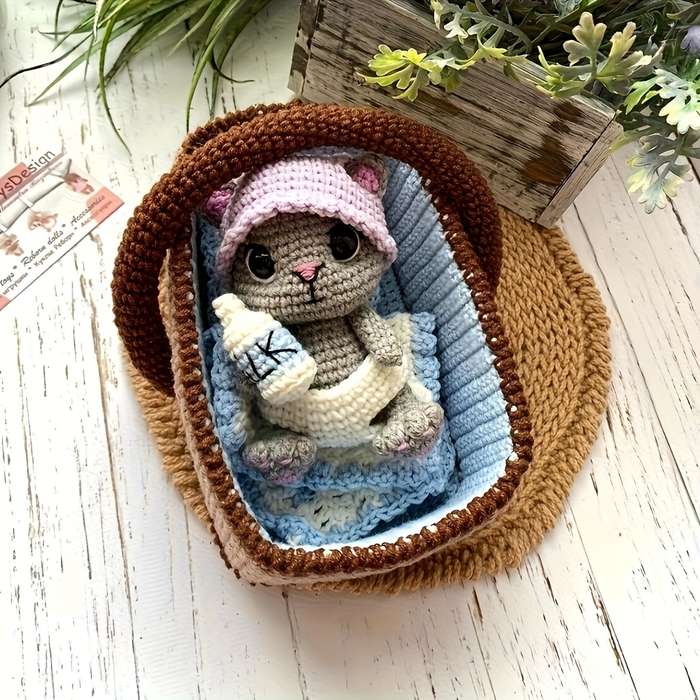 Toy Dolls Items Cute kitten and its cot  not finished