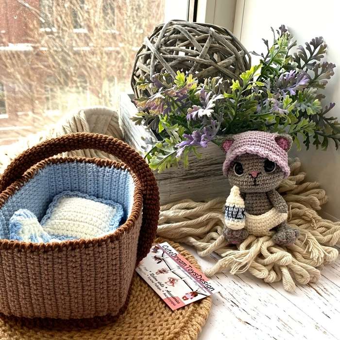 Toy Dolls Items Cute kitten and its cot  not finished