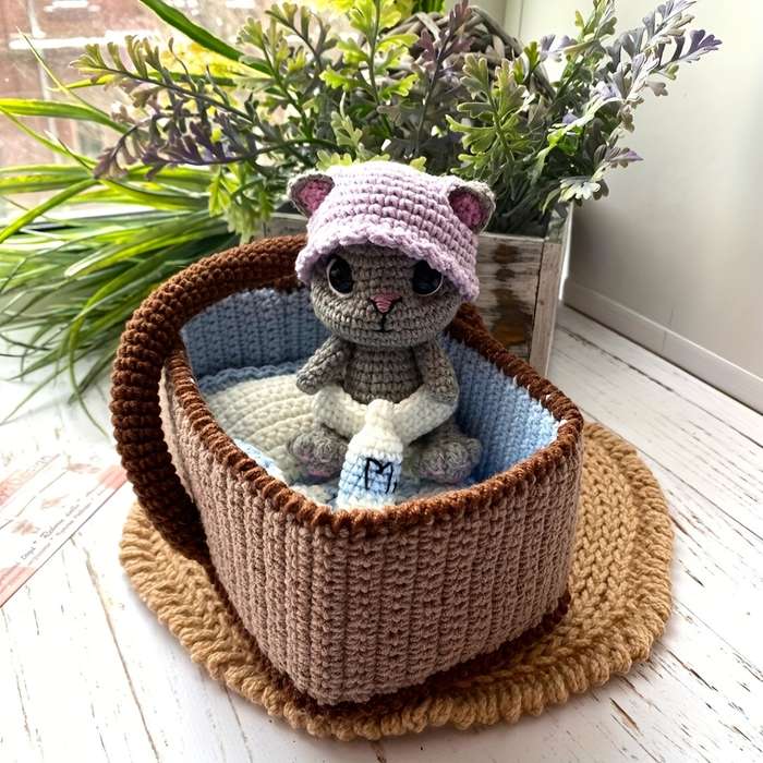 Toy Dolls Items Cute kitten and its cot  not finished