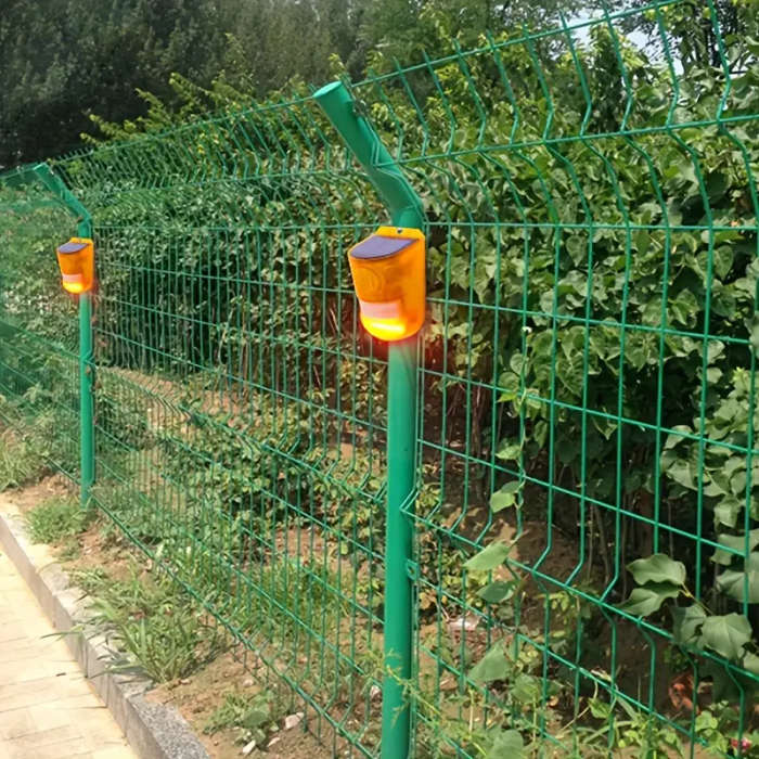 1pc Solar Sound Light with Motion Sensor Alarm 129dB Loud LED Flashing for Home Farm Barn Yard Secur