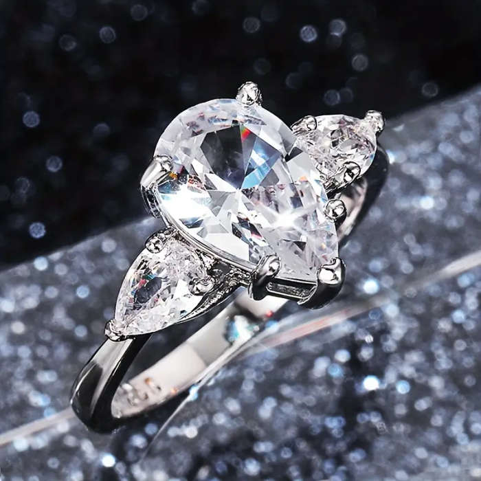 Elegant Ring with Rhinestone and Waterdrop Shape