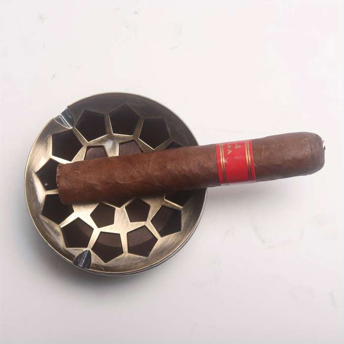 1pc Classic Round Metal Ashtray with Windproof Design C Stylish Windscreen Feature for Outdoor Res