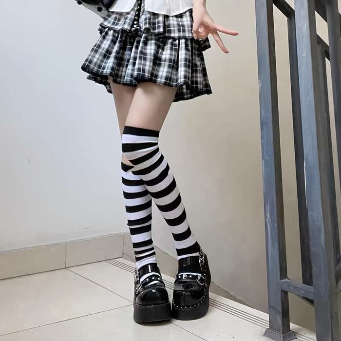 1 Pair Black And White Wide Stripes  Socks