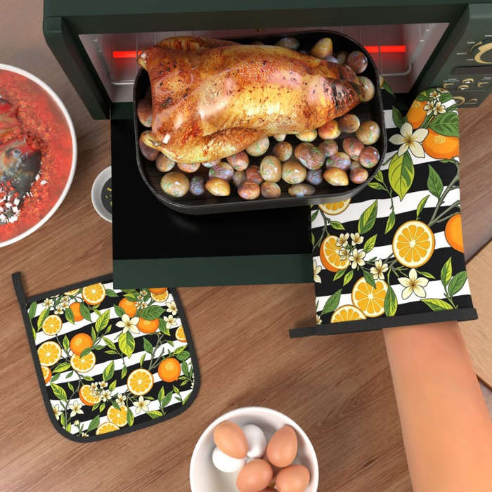 2pcs Heat-Resistant Oven Mitts and Potholders 26.92x17.02 cm Vibrant Orange Black Striped