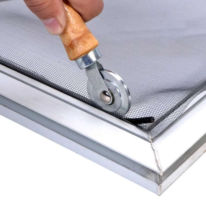 1 pc - Wooden Handle Metal Wheel Rolling Tool 22cm Length 3.85cm Wheel Diameter Screen Door Double W