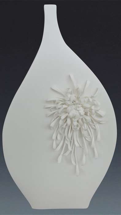 Vase with one chrysanthumum