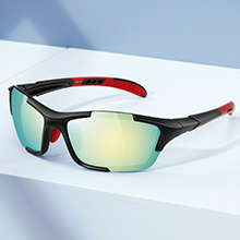 The nose pads of the sunglasses can be adjusted 