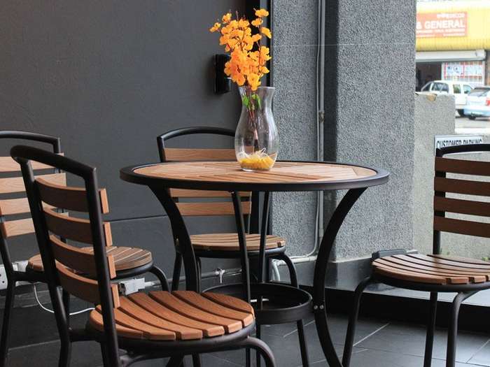 Wooden 4-seater Outdoor Patio Set With Black Metal Frames