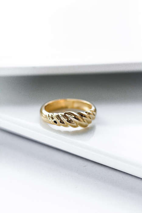 9ct Gold Ribbed Croissant Ring