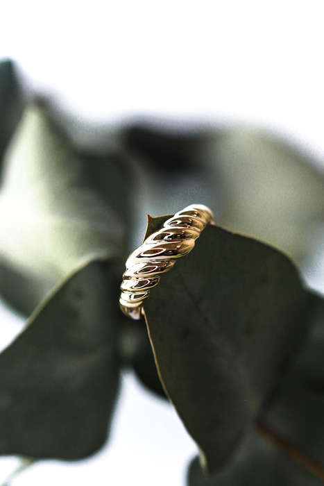 9ct Gold Ribbed Croissant Ring