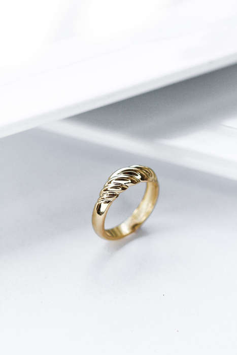 9ct Gold Ribbed Croissant Ring