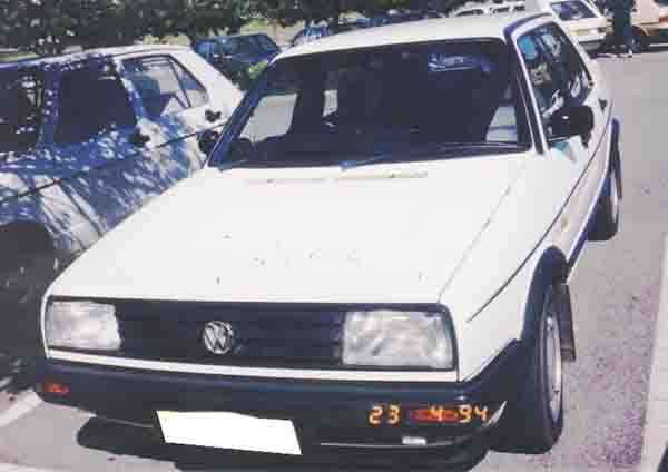 Volkswagen JETTA MK2 88-90 GRILLE 3 BAR MAT-BLK