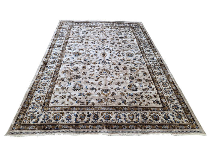 Beautiful Persian Style Machine Made Carpet 400 x 300 CM