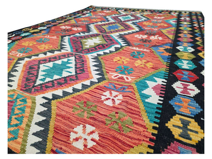 Beautiful Handmade woolen Kilim Rug  250 x 171cm