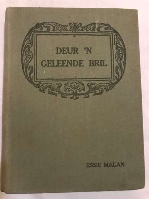 Deur 'n Geleende Bril - Essie Malan