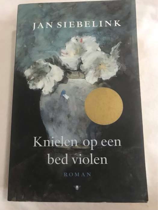 Knielen op een bed violen, roman - Jan Siebelink