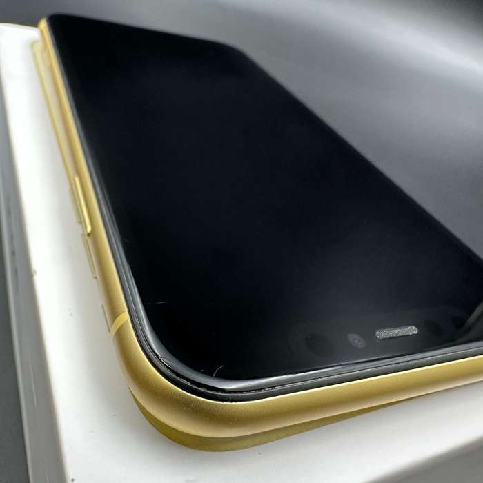 iPhone 11 256GB Yellow (Cracked Back)