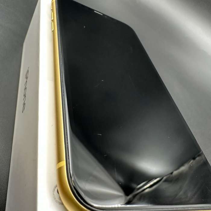 iPhone 11 256GB Yellow (Cracked Back)