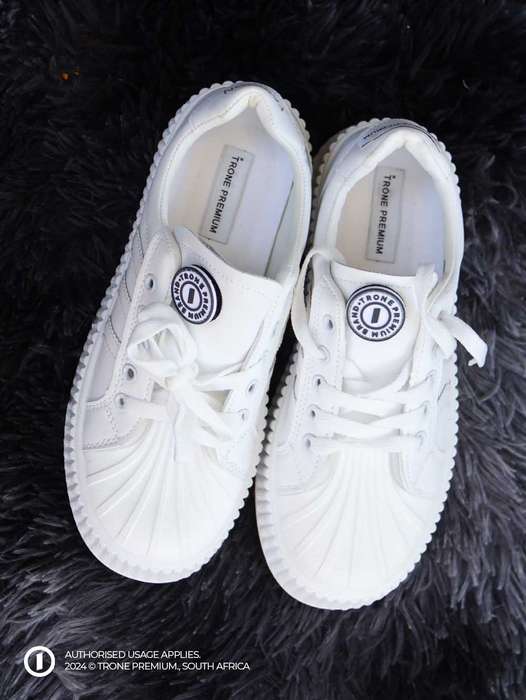 Carioca Court C Sneaker - White Stripes