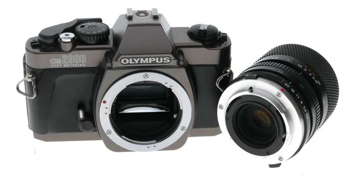 Olympus OM2000 35mm Film Camera S Zuiko Auto-Zoom 35-70 1:3.5-4.8