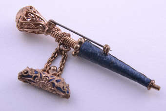 Gilt 1950's Brooch |  |