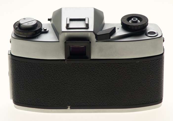 LEICAFLEX SL 35mm CHROME SLR LEITZ CAMERA BODY WITH HALF CASE CLEAN WORKING NICE