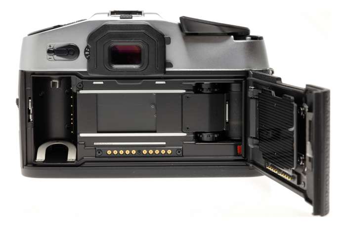 Leica R8 SLR 35mm film camera Sliver chrome body boxed 10080