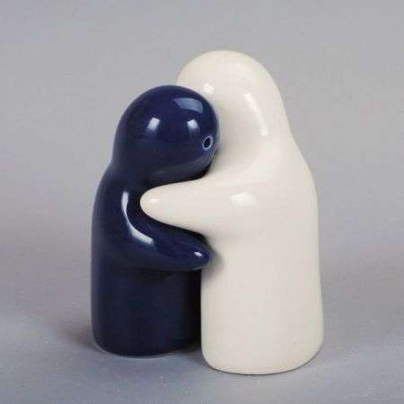 Salt and Pepper hugging couple 8cm (white &amp; navy) (7224) - stock on hand