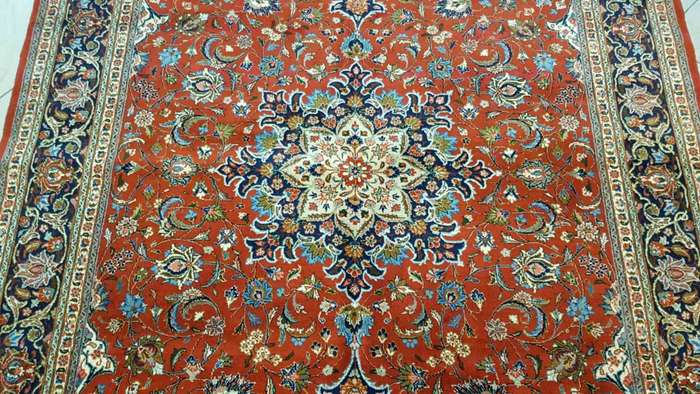 Persian Isfahan Carpet 292cm x 202cm Hand Knotted