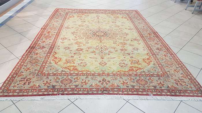 Persian Isfahan Carpet 240cm x 340cm Hand Knotted