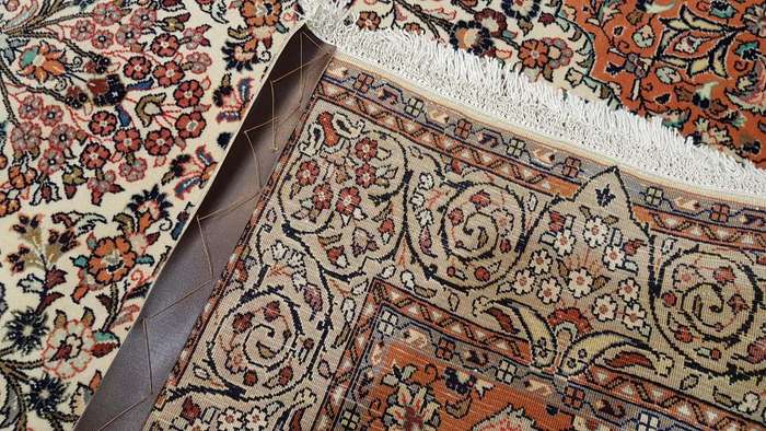 Very Fine Persian Sarough Carpet 163cm x 105cm Hand Knotted